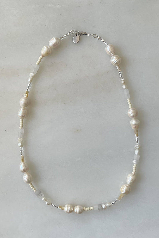 Mixed Pearly Necklace: 18"